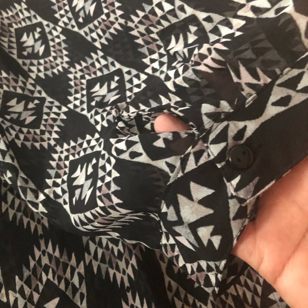 Women’s Plus Button Front Blouse Geometric Print - Picture 4 of 9
